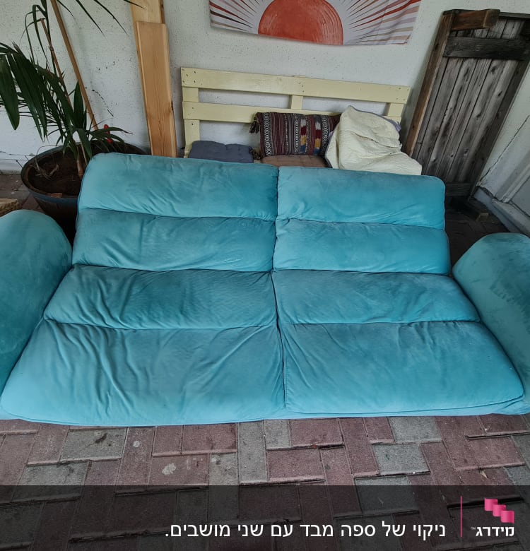 ספה כחולה על רצפת לבנים אדומות